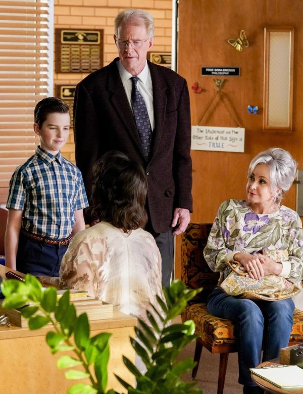 Bild 1 von 16: (v.l.n.r.) Sheldon Cooper (Iain Armitage); Dr. Linkletter (Ed Begley jr.); Connie \