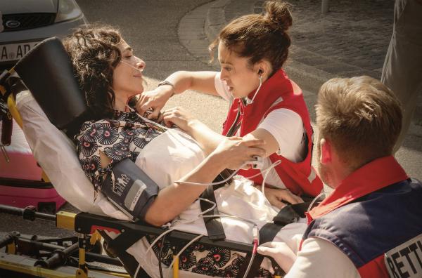 Bild 1 von 4: Notärztin Dr. Nina Haddad (Sabrina Amali, M.) muss ihre Mutter (Ilknur Boyraz, l.) behandeln.