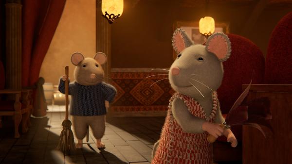 Bild 1 von 3: Sam (links) und Julia (rechts) putzen den Veranstaltungssaal im Mäusehaus. Heute Abend wird hier Sams Schwester Sarah mit ihrer Band auftreten.