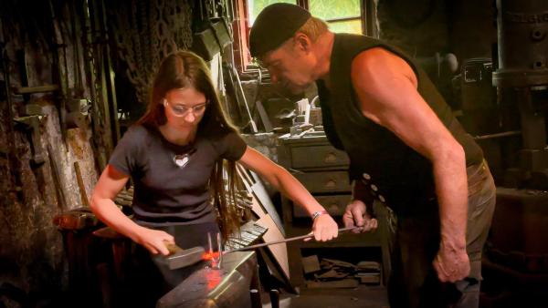 Bild 1 von 3: Im Bild: Emma bei ihrem Opa Sepp in seiner Schmiede in Ybbsitz.