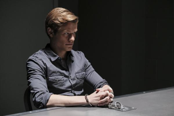 Bild 1 von 11: Als eine Leiche in einem vom MacGyver (Lucas Till) gesprengten Gebäude gefunden wird, steht er unter Terrorismusverdacht ...