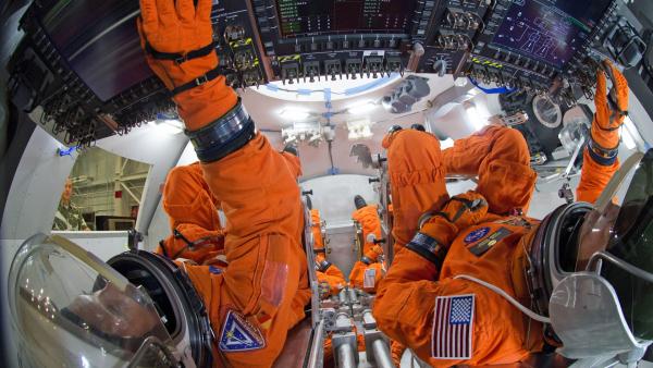 Bild 1 von 3: So würde der Start einer bemannten Mission im Raumschiff Orion aussehen: Die vier Astronauten sitzen übereinander.