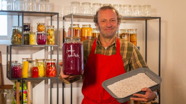 Bild 1 von 8: Der Schmidt Max hat einen Koji-Kurs besucht und seinen eigenen Proviant angelegt: vom Rote Bete-Brotaufstrich, über Würzsoßen bis hin zu einem bayerischen Wirsing-Kimchi. Alles einfach, schnell und köstlich selbstgemacht.