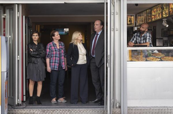 Bild 1 von 8: (v.l.n.r.) Yasmin Meckel (Sophie Dal); Gudrun Wohlers (Katrin Pollitt); Isabel von Brede (Sabine Postel); Markus Gellert (Herbert Knaup)