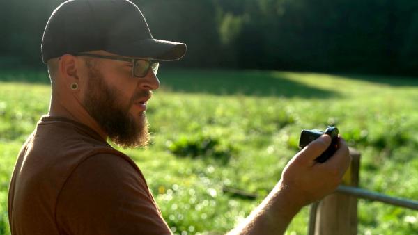 Bild 1 von 1: Nebenerwerbs-Landwirt Stephan Hauer berichtet in seinen Socialmedia-Kanälen regelmäßig von seinem Leben auf dem Land. Für ihn und seine schottischen Hochlandrinder hat er gerade ein neues Zuhause bei einem Kollegen gefunden.