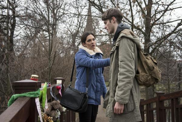 Bild 1 von 5: Olivia Fareedi (Nilam Farooq, l.); Noah Hausmann (Leonard Proxauf, r.)