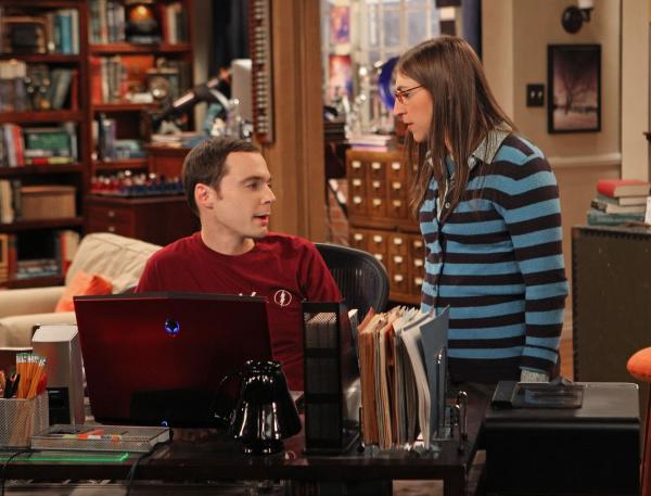Bild 1 von 11: Amy (Mayim Bialik, r.) versucht, Sheldon (Jim Parsons, l.) davon abzubringen, Dinge immer zwanghaft beenden zu müssen, indem sie viele verschiedene beginnt und ihn keines davon beenden lässt ...