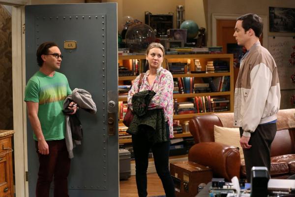 Bild 1 von 27: Während sich Penny (Kaley Cuoco, M.) über die schrecklichen Arbeitsbedingungen für den schrecklichen Film beklagt, den sie dreht, versucht Sheldon (Jim Parsons, r.) immer noch herauszufinden, welches Forschungsgebiet er als nächstes angehen soll. Als Leonard (Johnny Galecki, l.) vom Gejammer der beiden genervt ist, schlägt er vor, das alte Ritual des \