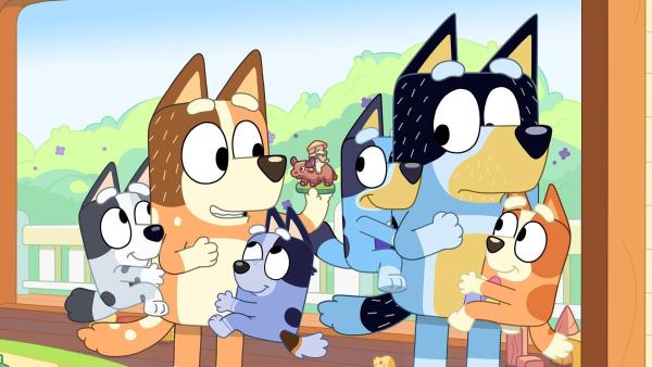 Bild 1 von 3: Mum und Dad spielen mit Bluey und Bingo Rucksack-Touristen und tragen dabei die Kinder huckepack als Rucksäcke - ziemlich freche Rucksäcke wohlgemerkt. Sie haben riesigen Spaß, Sehenswürdigkeiten zu besichtigen und das Essen, das auf der Straße angeboten wird, zu probieren, bis sie ihre Pässe nicht mehr finden können.