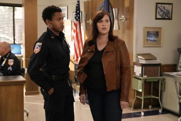 Bild 1 von 4: Officer Chris Minetto (Robert Bailey Jr., l.); Jo Evans (Allison Tolman, r.)