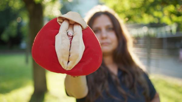 Bild 1 von 1: Warum wissen wir so wenig über das äußere weibliche Genital? Die Doku fragt, wie sich diese Tabuisierung das auf Sexleben, Gesundheit und Selbstbild auswirkt?