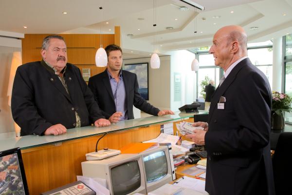 Bild 1 von 9: Die Kommissare (Joseph Hannesschläger, l.; Igor Jefti?, M.) erhoffen sich von Herbert Maier (Christian Schneller, r.) neue Erkenntnisse.