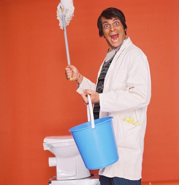 Bild 1 von 12: Ranjid (Kaya Yanar) putzt sehr gern!