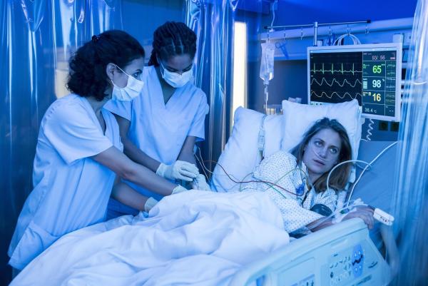 Bild 1 von 7: (v.l.n.r.) Dr. Leyla Sherbaz (Sanam Afrashteh); Vivienne Kling (Jane Chirwa); Sarah Jahn (Bettina Burchard)