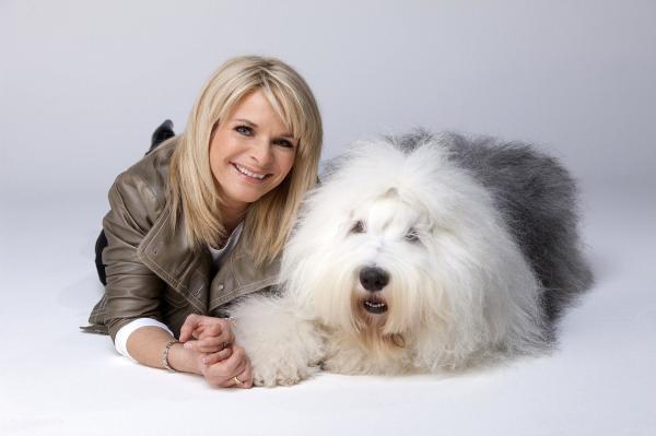 Bild 1 von 2: Moderatorin Uta Bresan mit Hund Ariane.