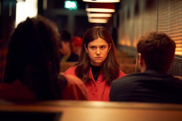 Bild 1 von 3: Während eines Gespräches mit ihren Freunden hat Frances (Alison Oliver, M.) ihnen ein unangenehmes Geständnis zu machen.