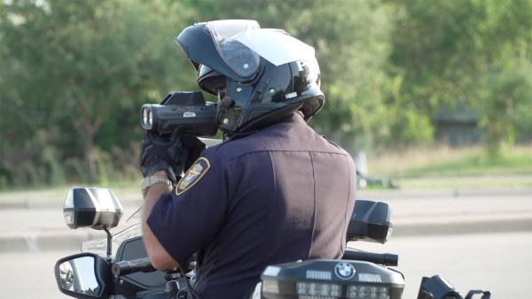 Bild 1 von 2: Einhundertfünf Kilometer pro Stunde sind auf der Interstate 35 erlaubt, doch die meisten fahren etwa einhundertfünfundvierzig. In Texas legt nicht die Polizei das Bußgeld fest, sondern ein Gericht, wobei das Gesetz hier reichlich Ermessensspielraum zulässt.