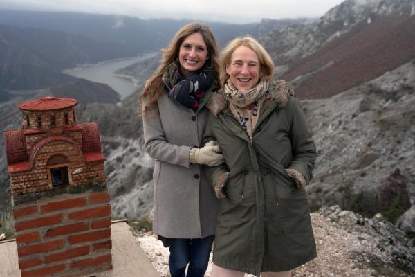 Bild 1 von 7: Katrin Eigendorf (r.) mit Dr. Rebekah Granger-Ellis (l.) in Nordmazedonien