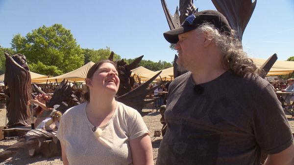 Bild 1 von 3: In Gelsenkirchen besuchen Dieter (49) und Sandy (45) heute einen Mittelaltermarkt - eine große Leidenschaft von Sandy.