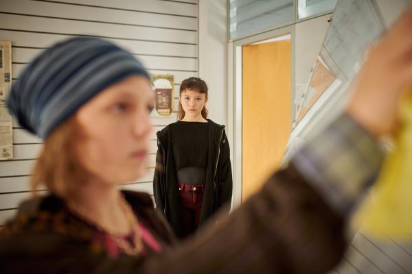 Bild 1 von 6: Io (Clara Jaschob) konfrontiert Joyce (Matilda Willigalla) und bringt sie in Erklärungsnot.