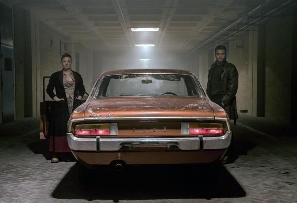 Bild 1 von 6: Honor (Holliday Grainger, l.); Agent Ross (Richard Madden, r.)