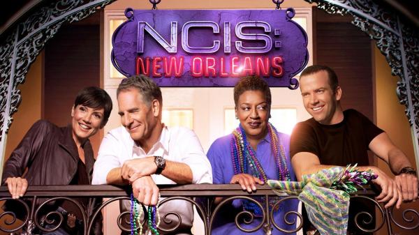 Bild 1 von 19: (2. Staffel) - NCIS: New Orleans: Special Agent Pride (Scott Bakula, 2.v.l.), Special Agent Brody (Zoe McLellan, l.), Special Agent Lasalle (Lucas Black, r.) und Dr. Wade (CCH Pounder, 2.v.r.) ...