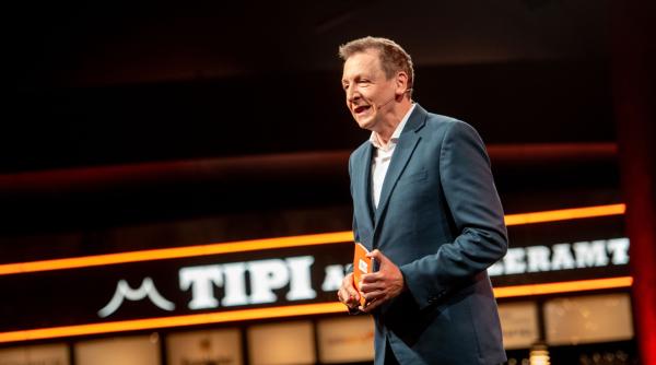 Bild 1 von 2: Krisen, Kriege, Konflikte: Beim radioeins Kommentatoren-Talk im TIPI AM KANZLERAMT geht es um alles, was beschäftigt und bewegt, was umtreibt und Fragen aufwirft. radioeins-Moderator Marco Seiffert lädt ein zu einer Gesprächsrunde, in der kein Blatt vor den Mund genommen wird. Seine Gäste sind bekannte Journalistinnen und Journalisten. - Moderator Marco Seiffert im TIPI am Kanzleramt.