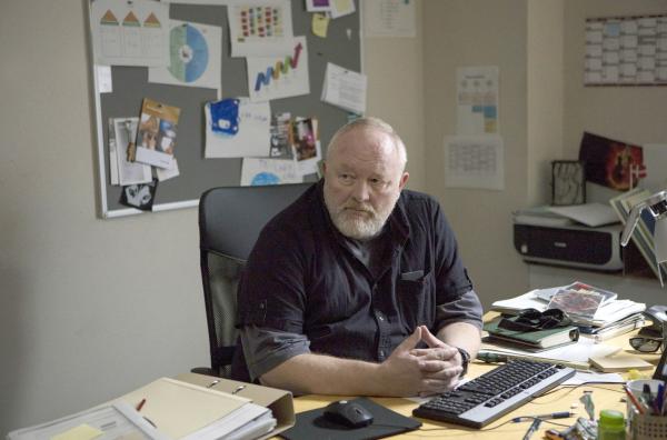 Bild 1 von 3: Lars (Bjarne Henriksen) ist ratlos: Gegen die Entscheidung, die Kinder von ihren Eltern zu trennen, kommen immer mehr Zweifel auf.