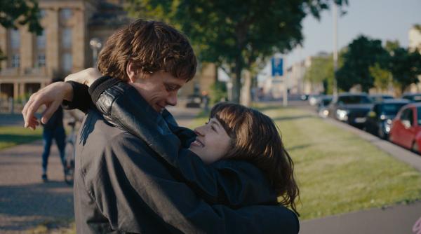 Bild 1 von 2: Zeno (Simon Steinhorst) und Freddy (Linda Blümchen) sind schon seit ihren Teenagertagen ein glückliches Paar.