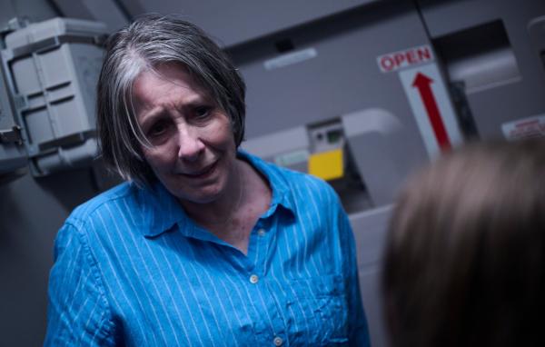 Bild 1 von 12: Mardy (Phyllis Logan, l.) versucht ihrer Enkelin Rosa (Grace Nettle, r.) ein wenig die Angst zu nehmen.