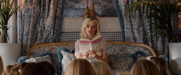 Bild 1 von 2: Selina (Elli Rhiannon Müller Osborne) stellt bei einer Lesung ihre frisch veröffentliche Biografie vor. Viele ihrer Fans kommen zum Event und zeigen sich begeistert. Dennoch reicht ihr die Anerkennung ihrer Fans nicht und sie sehnt sich weiter nach Zuneigung und Akzeptanz.