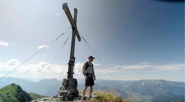 Bild 1 von 7: Im Bild: Wanderführer Peter Schonner am Gipfel des Standkopfs.
