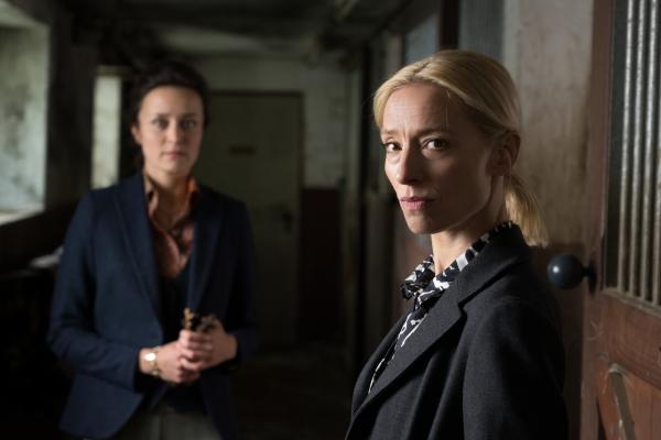 Bild 1 von 8: Emily Gerber (Tinka Fürst, l.); Julia Durant (Sandra Borgmann, r.)