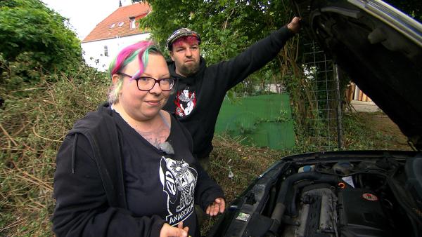 Bild 1 von 3: Das Auto von Lausi und Paddy macht Probleme..