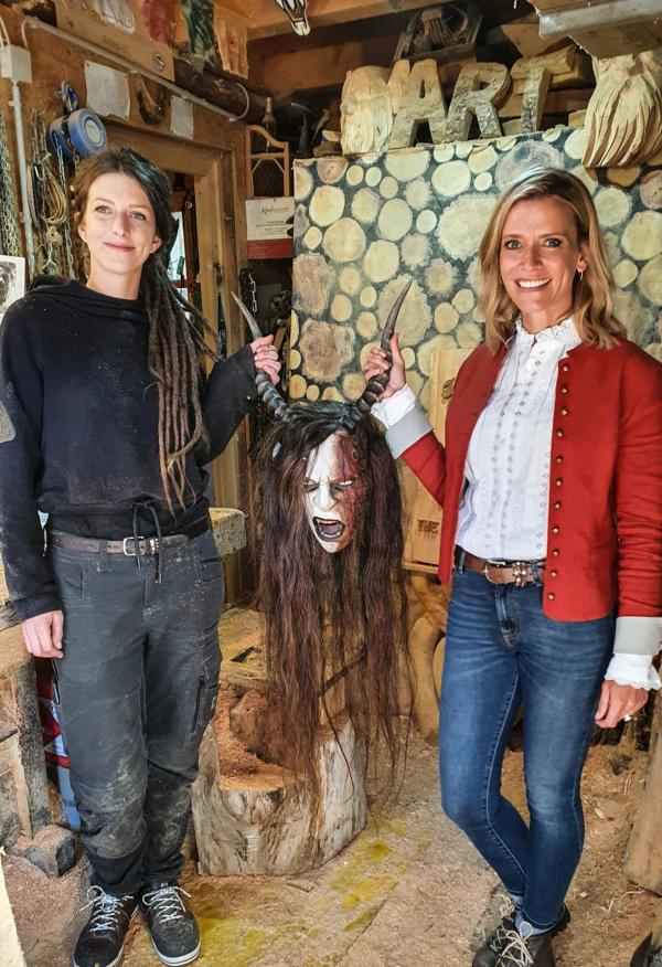 Bild 1 von 11: Von links: Schnitzerin Lisa Hirschbichler und Sonja Weissensteiner halten eine Krampusmaske.