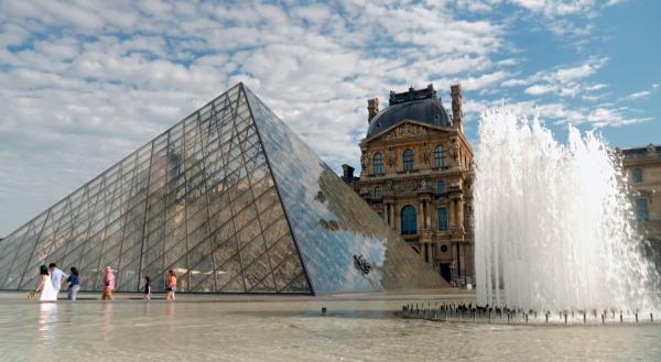 Bild 1 von 5: Blick auf die Glaspyramide im Innenhof des Pariser Louvre.