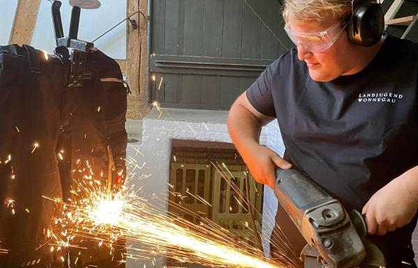 Bild 1 von 3: Arbeitskleidung unter Beschuss: Die Landjugend gibt alles bei der Feuerprobe.