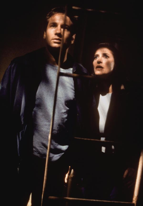 Bild 1 von 5: Fox Mulder (David Duchovny, l.); Diana Fowley (Mimi Rogers, r.)