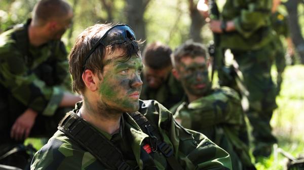 Bild 1 von 6: Der Film von ARD-Korrespondent Christian Blenker über die Wehrpflicht in Schweden beleitet u. a. Henrik Löfqvist von der Musterung bis zur Grundausbildung. Für den 18-Jährigen ist der Dienst fürs Vaterland eine Selbstverständlichkeit.