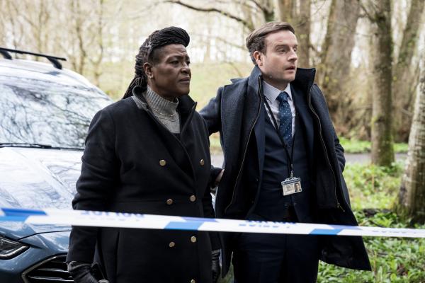 Bild 1 von 6: Ellis (Sharon D Clarke) und Harper (Andrew Gower) sehen sich einen Tatort an.