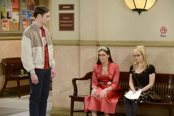 Bild 1 von 28: Was ist nur bei Amy (Mayim Bialik, M.), Sheldon (Jim Parsons, l.) und Bernadette (Melisa Rauch, r.) los?