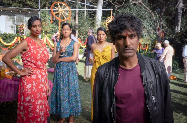 Bild 1 von 3: Seine beiden Schwestern Renuka (Monica Kumar, 3.v.l.) und Sanchi (Virginie Laverdure, li.) verheimlichen Nik (Rudi Dharmalingam, re.) etwas.