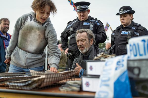 Bild 1 von 10: Billy (Ava Hinds-Jones, 2.v.l.) will Morgan (Robert Lindsay, 2.v.r.) als vermeintlich Schuldigen an der Virus-Katastrophe zur Rechenschaft ziehen.