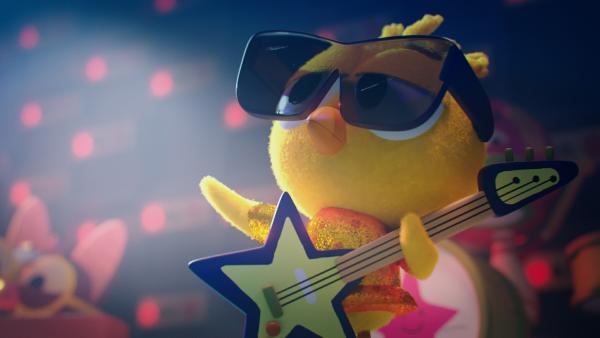 Bild 1 von 2: In ihren Gedanken ist Karla schon ein Rockstar. Doch ob ihr Talent mit ihren Träumen mithalten kann, bleibt fraglich.