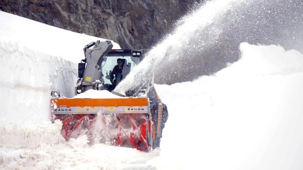 Bild 1 von 11: Im Bild: Schneeräumung Timmelsjoch.