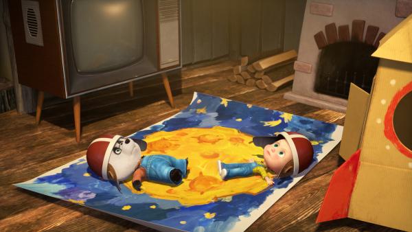 Bild 1 von 4: Mascha und Panda spielen Mondlandung.