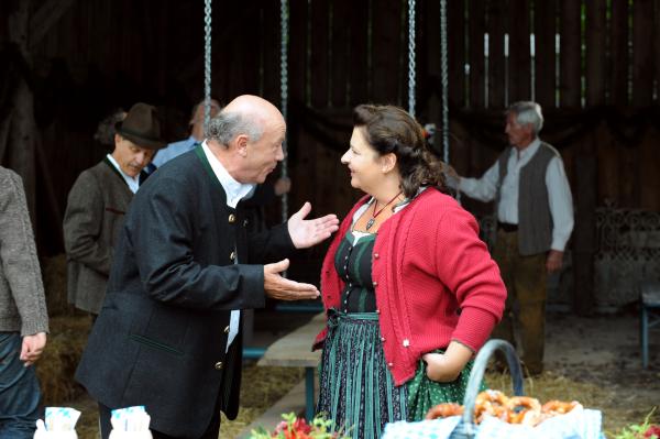 Bild 1 von 15: Pfarrer Kurz hat für die Lansinger eine Kirtahutschn organisiert. Von links: Pfarrer Kurz (Hans Stadlbauer) und Monika Vogl (Christine Reimer).