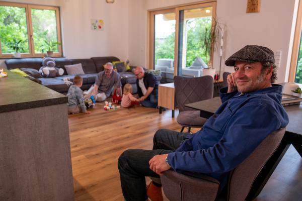 Bild 1 von 21: Von links: Felix Sitter, Ewald Sitter, Isabella Sitter, Bernhard Sitter und Schmidt Max; Max schaut in die Kamera, im Hintergrund spielt die Familie.