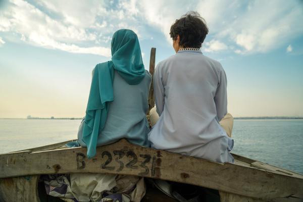 Bild 1 von 1: Im Bild: Rosa Lyon im Gespräch mit Muqaddas Tahir, Sie hat sich mit ihren 22 Jahren ein großes Ziel gesetzt: die Mangroven in Pakistan zu schützen. Denn diese Pflanzen sind existentiell für die Natur und die Fische, von der Muqaddas Tahirs Gemeinde lebt.