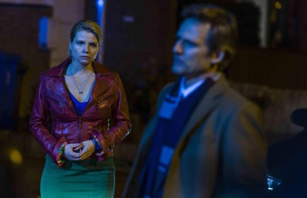 Bild 1 von 18: August (René Steinke, r.) will die Wahrheit über Pit wissen und bittet Danni (Annette Frier, l.) noch einmal um Hilfe - doch wird sie ihren Freund wirklich verraten?